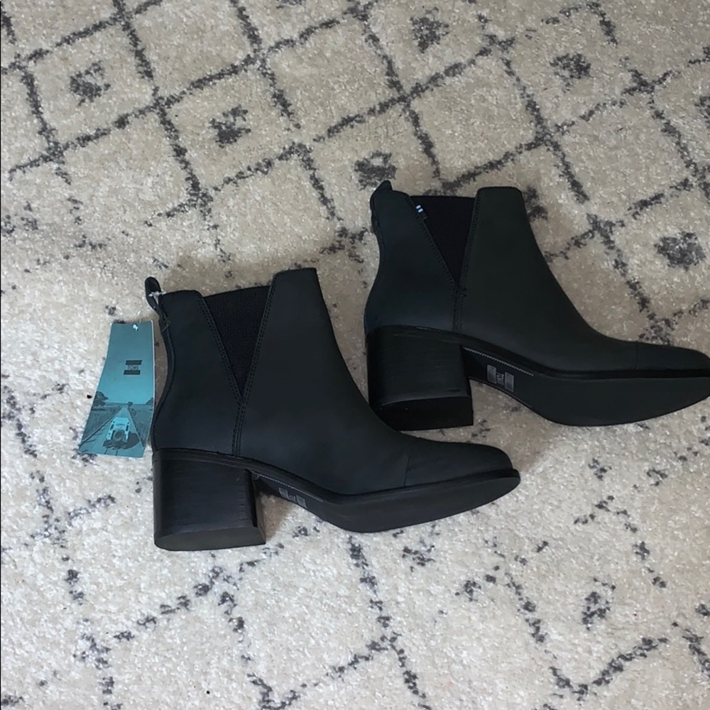 Size 8 Toms Esme Chelsea Boots in Black -NYT